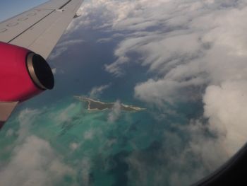 Blick vom Flugzeug auf eine Cay