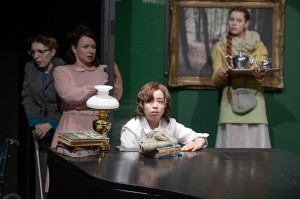 Elisabeth Auerbach (Mrs. Grose), Susanne Serfling (Die Gouvernante), Aki Hashimoto (Miles), Samantha Gaul (Flora)