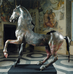 Bronzestatue
                  eines Pferdes