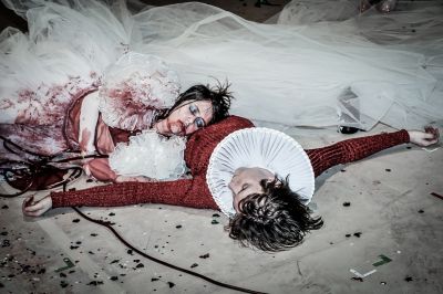 Iris Becher (Julia) und Moritz Gottwald(Romeo) am Ende