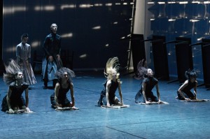 Veronica Bracaccini (Adela), Sofia Romano (Martirio), Johanna Berger (Amelia), Ana Sánchez Martínez (Angustias), Stellina Jonot (Magdalena), hinten: Ines Fischbach (La Poncia), Christopher Basile (Bernarda Alba) 