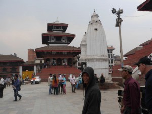 Tempel und Stupa einträchtig nebeneinander