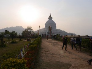 Die Stupa auf dem Berg oberhalb des Sees
