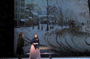 Gaston Rivero (Rodolfo), Susanne Serfling (Mimì) vor dem Bühnenbild des dritten Aktes