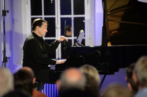 Pierre-Laurent Aimard beim Spiel im Kloster Eberbach