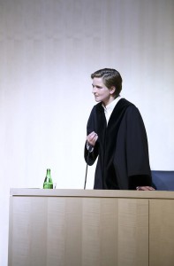 Bettina Hoppe als Staatsanwältin
