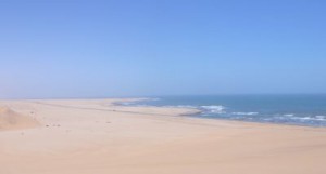 Blick vom Gipfel der Düne auf Strand und Meer