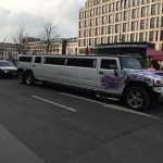 Die Stretch-Limousine vor dem Adlon