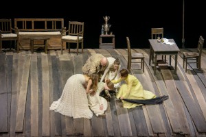 Aenne Schwarz (Ljudmila), Dietmar König (Michailo Wassiljewitsch), Sabine Haupt (Dunjetschka), Andrea Wenzl (Anna)