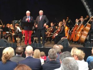 Michael Herrmann und Volker Bouffier eröffnen das Sommerfest