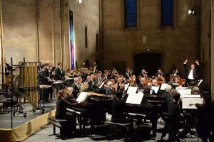 Marie Fajtová Sopran Jaroslav Brezina Tenor Jakub Kettner Bariton Tschechischer Philharmonischer Chor Brünn Philharmonie Brünn Leos Svárovský Leitung