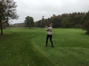 Weiter Blick vom Abschlag auf den Fairway