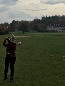 Abschlag auf Loch 9 mit Blick auf das Clubhaus