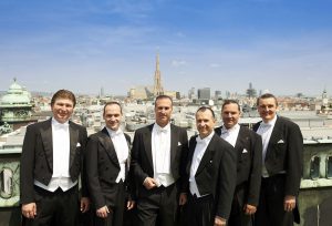 Die "Comedian Harmonists Wien". V.l.n.r.: Oleg Zalytskiy (Tenor), György Handl (Pianist), Hermann Thyringer (Bass), Martin Thyringer (Bariton), Gerhard Reiterer (Tenor), Johannes Gisser (Bariton)