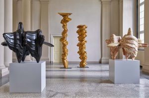 Blick in den Ausstellungssaal mit einigen Skulpturen
