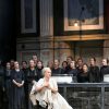 Astrid Weber (Senta) und der Chor des Staatstheaters