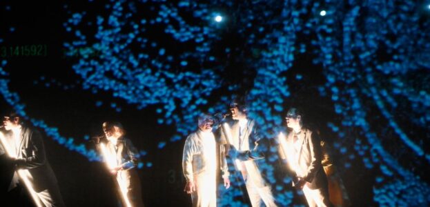 SOLARIS
nach Stanisław Lem
aus dem Polnischen von Irmtraud Zimmermann-Göllheim
Regie: Christian Friedel
 
Regie: Christian Friedel
Bühne: Fabian Wendling
Kostüme: Ellen Hofmann
Musik: Woods of Birnam
Video: Clemens Walter
Choreografie: Valentí Rocamora i Torà
Dramaturgie: Lukas Schmelmer
Licht: Marcel Heyde
 
Auf dem Bild
Solaris nach Stanisław Lem
Regie: Christian Friedel
Miguel Klein Medina, Lotte Schubert, Michael Schütz, Arash Nayebbandi, Christoph Bornmüller
 
Foto: Thomas Aurin