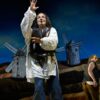 Der Ritter von der traurigen Gewalt DON QUIJOTE (UA)
von Peter Jordan, frei nach Cervantes
Regie: Peter Jordan & Leonhard Koppelmann
Regie: Peter Jordan, Leonhard Koppelmann
Bühne: Stefanie Bruhn
Kostüme: Barbara Aigner
Video: Meike Fehre
Dramaturgie: Katrin Spira
Licht: Marcel Heyde
Auf dem Bild
Don Quijote von Peter Jordan, frei nach Cervantes
Regie: Peter Jordan, Leonhard Koppelmann
Holger Stockhaus, dahinter Sebastian Reiß
Foto: Thomas Aurin